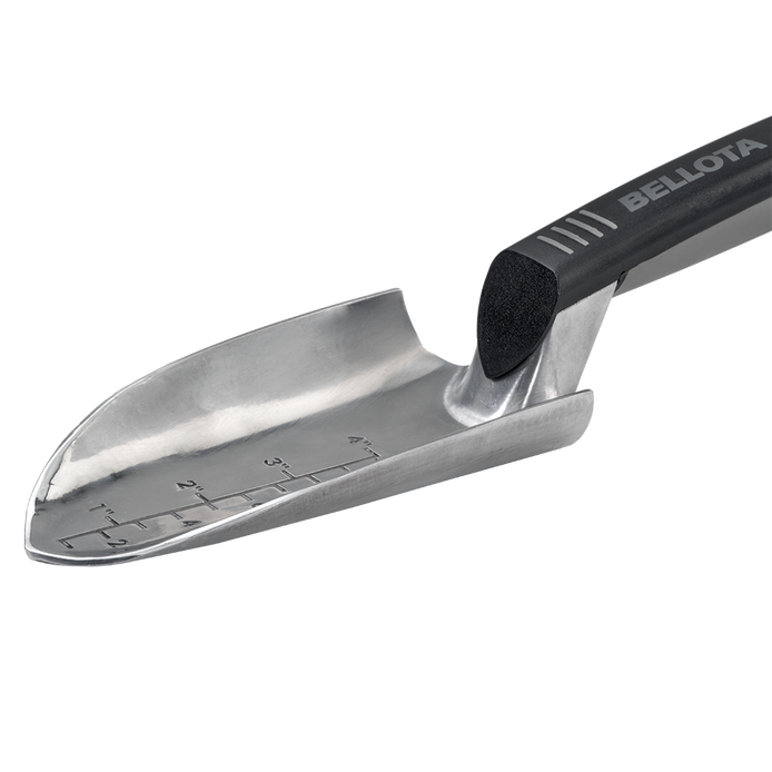Wide aluminum trowel with a short handle with a working width of 80mm