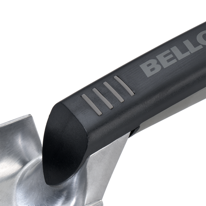 Wide aluminum trowel with a short handle with a working width of 80mm